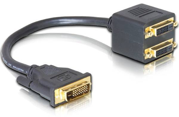 Ein schwarz-goldener DVI-I-Dual-Link-Adapterkabel mit einem Einzelstecker und zwei Buchsen, für den Anschluss von zwei Monitoren.