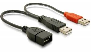 Schwarzes Y-USB-Kabel mit zwei USB-Steckern und einem USB-Buchsenadapter. Ein Stecker ist rot und dient oft zur zusätzlichen Stromversorgung.