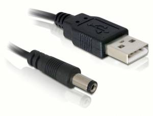 Ein USB-Kabel mit einem USB-A-Stecker auf der einen Seite und einem runden DC-Netzteilstecker auf der anderen Seite zur Stromversorgung.