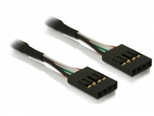 Zwei schwarze, vierpolige Kabelstecker mit mehrfarbigen Kabeln.