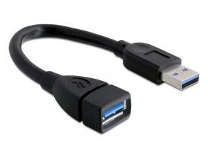 Ein schwarzes USB-Verlängerungskabel mit einem USB-A-Stecker und einer USB-A-Buchse, geeignet zum Verbinden von USB-Geräten.