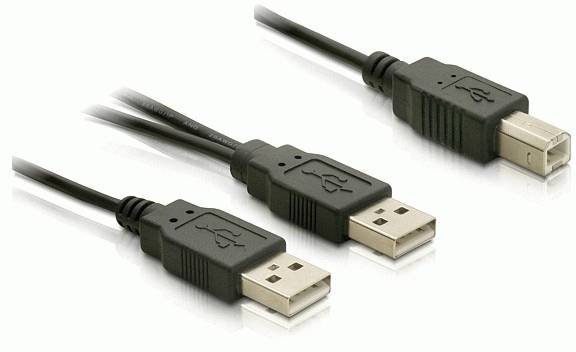 Drei USB-Kabel, zwei mit Standard-USB-Anschluss und eins mit quadratischem USB-Type-B-Anschluss, auf weißem Hintergrund.