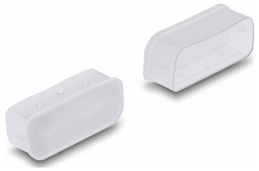 Zwei weiße Kunststoffkappen, vermutlich Staubschutzkappen, von schräg oben fotografiert, vor einem neutralen, hellen Hintergrund.