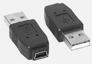 Zwei schwarze USB-Adapter, einer mit Standard-USB, der andere mit Mini-USB-Anschluss, daneben, vor grauem Hintergrund.