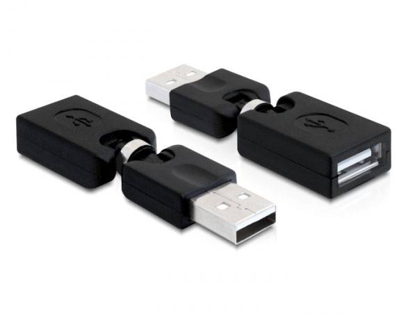 Drei Adapter mit USB-Anschlüssen liegen nebeneinander. Zwei haben männliche, einer weibliche Anschlüsse. Schwarzes Gehäuse.