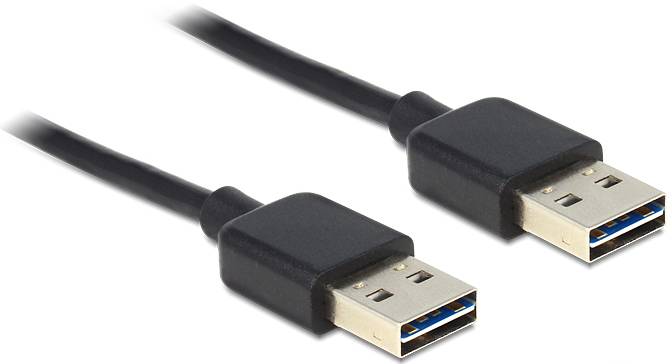 Zwei schwarze USB-Kabel mit blauen Anschlüssen liegen nebeneinander auf einem weißen Hintergrund.