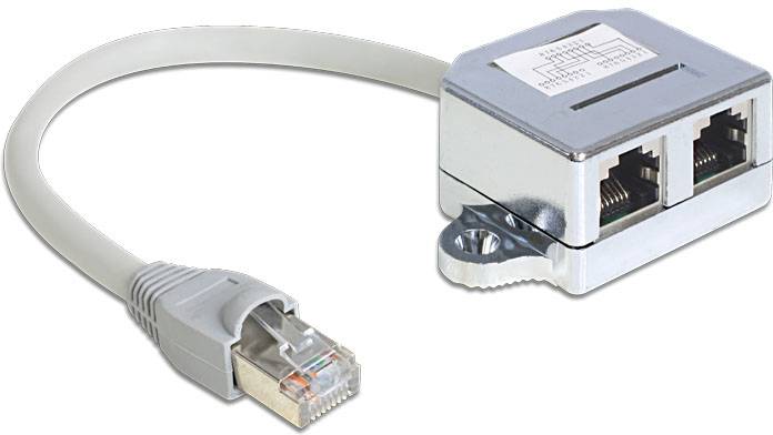 Ein silberner Ethernet-Splitter mit zwei Ports und einem angeschlossenen Netzwerkkabel. Gezeigt vor weißem Hintergrund.