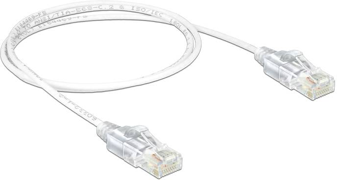 Ein weißes Netzwerkkabel mit zwei transparenten RJ45-Steckern an beiden Enden, verwendet zum Anschließen von Computern an Netzwerke.