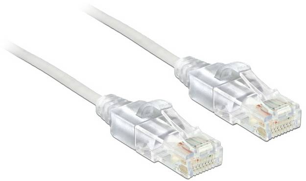 Ein weißes Ethernet-Kabel mit zwei transparenten RJ45-Steckern an den Enden, genutzt für Netzwerkverbindungen.