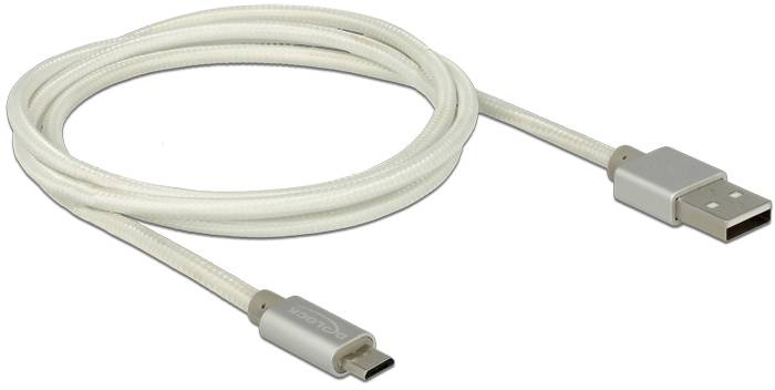 Ein weißes USB-Kabel mit USB-A-Stecker auf der einen Seite und USB-C-Stecker auf der anderen, aufgerollt auf einer flachen Oberfläche.