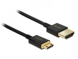 Zwei schwarze HDMI-Kabel, eines mit Mini-HDMI-Stecker, das andere mit Standard-HDMI-Stecker, zum Verbinden von Geräten.