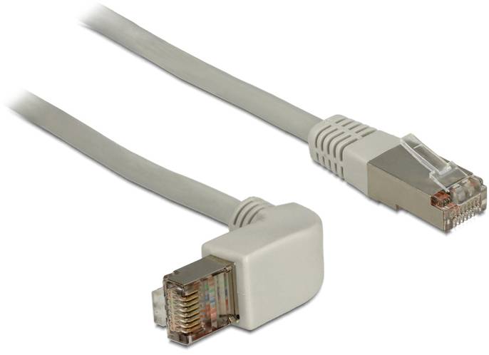 Ein weißes Ethernet-Kabel mit zwei RJ45-Steckern, das zur Verbindung von Netzwerkgeräten verwendet wird.