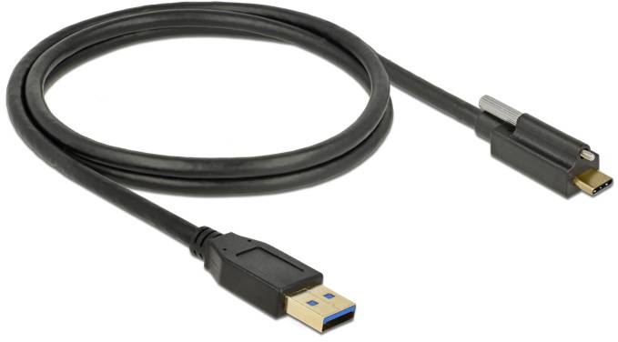 Schwarzes USB-Kabel mit einem USB-A-Stecker auf der einen Seite und einem USB-C-Stecker auf der anderen Seite, auf weißem Hintergrund.