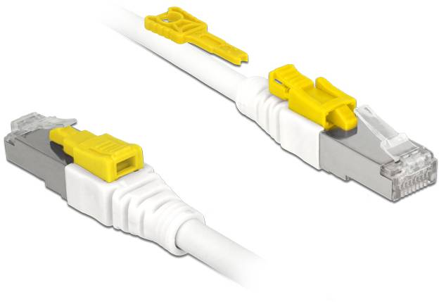Zwei Netzwerkkabel mit gelben Kunststoffclips und weißen Ummantelungen, zeigen RJ45-Stecker zur Verbindung von Computernetzwerken.