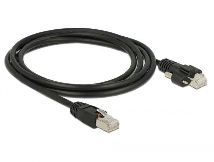 Ein schwarzes Ethernet-Kabel mit RJ45-Steckern an beiden Enden, liegt locker aufgewickelt. Geeignet für Netzwerkverbindungen.