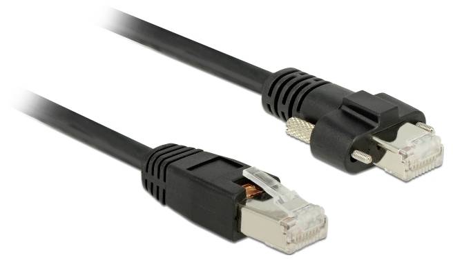 Ein Ethernet-Kabel mit zwei RJ45-Steckern auf schwarzem Kabel, dient zur Netzwerkverbindung.