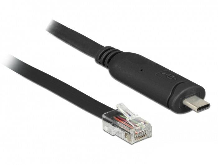 Ein schwarzes USB-C-Kabel liegt neben einem Ethernet-Stecker auf einem weißen Hintergrund.