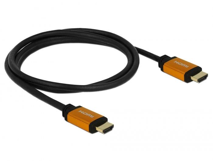 Ein schwarzes HDMI-Kabel mit orangefarbenen Anschlüssen, liegend auf weißem Hintergrund. Der HDMI-Anschluss ist deutlich sichtbar.