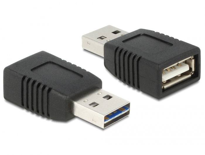 Zwei schwarze USB-A-Adapter, einer mit Stecker und einer mit Buchse. Sie sind nebeneinander platziert und zeigen die Anschlussseiten.