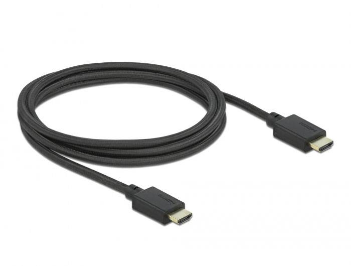Ein schwarzes HDMI-Kabel mit zwei Anschlüssen ist auf weißem Hintergrund abgebildet.