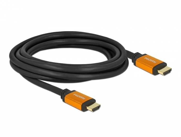 Ein schwarzes HDMI-Kabel mit orangefarbenen Steckern, auf denen 'HDMI' steht, liegt aufgerollt auf einem weißen Hintergrund.
