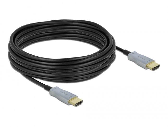 Ein langes, schwarzes HDMI-Kabel mit silbernen Steckern an beiden Enden, geeignet für die Übertragung von Audio- und Videosignalen.