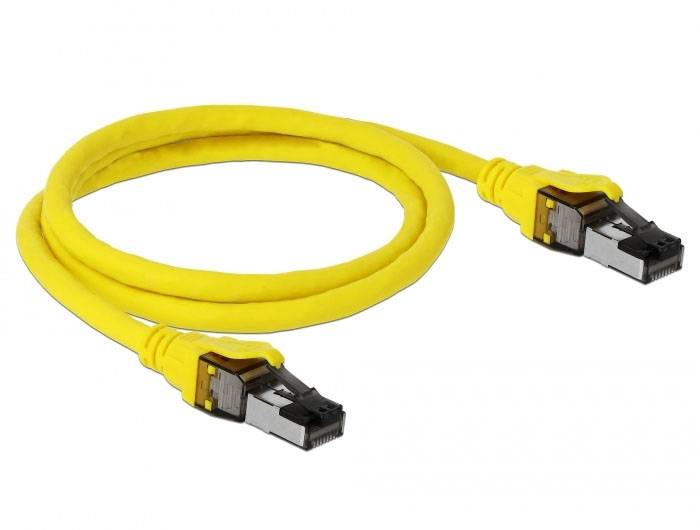 Gelbes Netzwerkkabel mit beidseitigen RJ45-Steckern, geeignet für Ethernet-Verbindungen.