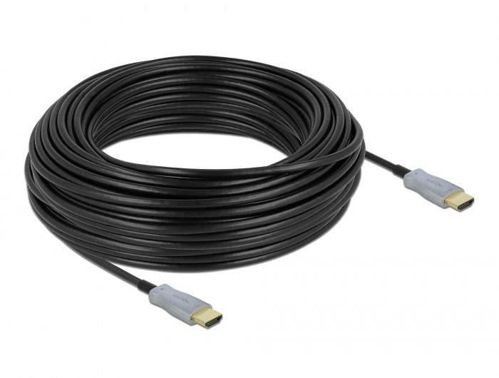 Ein langes, aufgerolltes HDMI-Kabel mit zwei goldfarbenen Steckern, geeignet für die Übertragung von Audio- und Videosignalen.