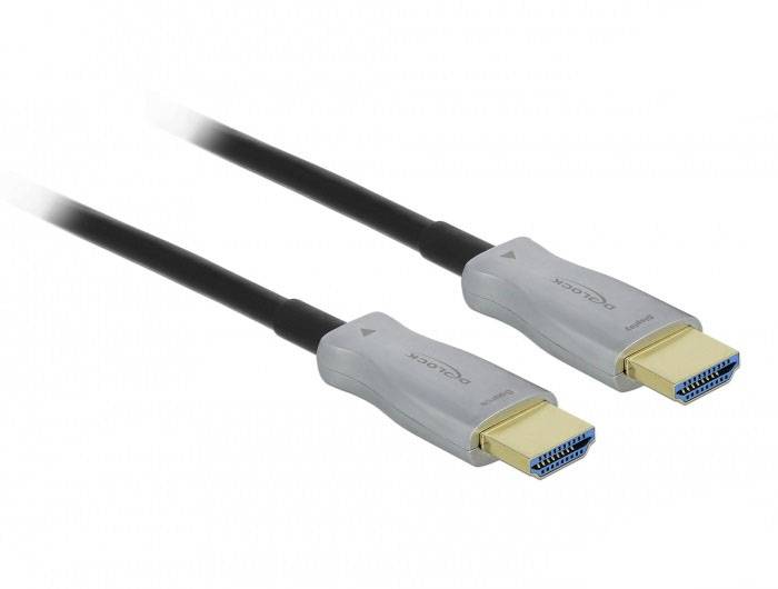 Zwei schwarze HDMI-Kabel mit goldfarbenen Steckern auf weißem Hintergrund. Sie sind parallel angeordnet und zeigen in dieselbe Richtung.
