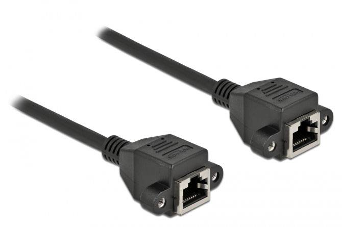 Schwarzes Netzwerkkabel mit zwei RJ45-Anschlüssen, bereit für die Verbindung von Ethernet-Geräten.