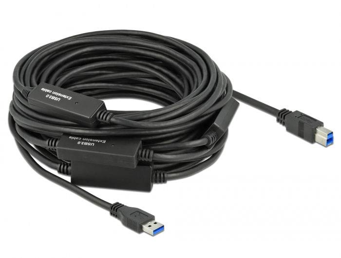 Ein langes schwarzes USB-3.0-Kabel mit Verstärkermodul und blauen Steckern, geeignet für den Anschluss von Geräten über große Distanzen.