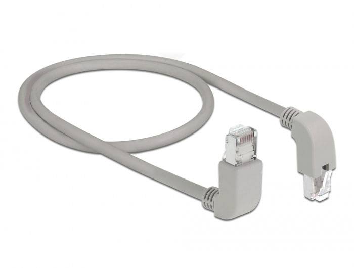 Ein graues Ethernet-Kabel mit abgeschirmten RJ45-Steckern auf beiden Enden liegt auf weißem Hintergrund.