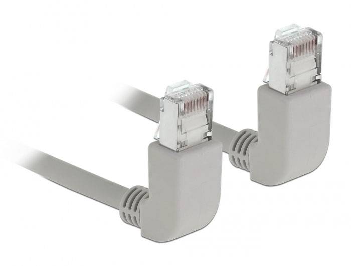 Ein grau-weißes Ethernet-Kabel mit zwei rechtwinkligen Steckern, die für eine platzsparende Verbindung an Geräten gedacht sind.