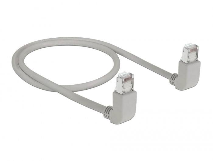 Graues Ethernet-Kabel mit zwei rechteckigen Steckern an den Enden, geeignet für Netzwerkverbindungen.