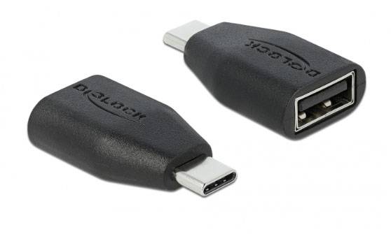 Zwei USB/USB-C-Adapter, rechteckig und schwarz, mit aufgedrucktem Markenlogo. Adapter zeigen USB-C- und USB-A-Anschlüsse.