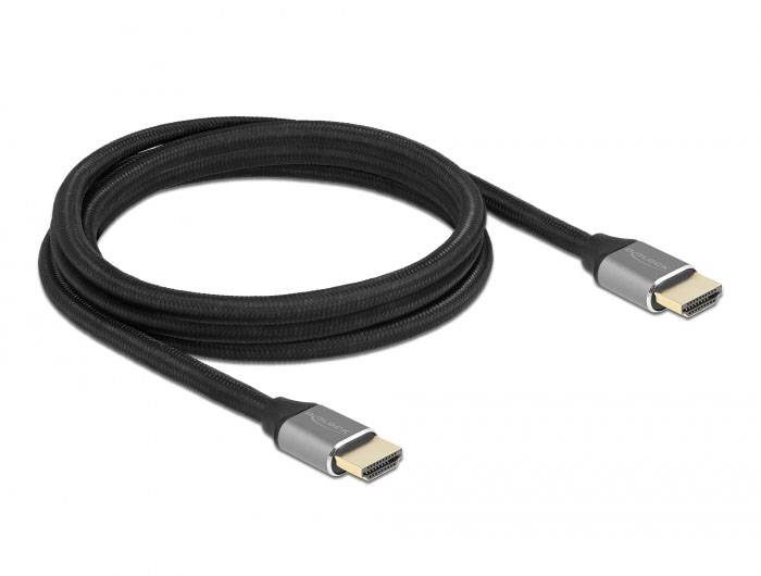 Ein HDMI-Kabel mit silbernen Steckverbindern und schwarzer Ummantelung, aufgerollt in einer offenen Schleife auf einem weißen Hintergrund.