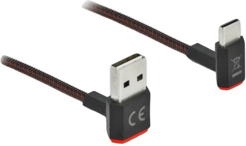 USB-Kabel mit rechteckigem USB-A-Stecker und eckigem USB-C-Stecker, beide schwarz mit rotem Akzent, auf weißem Hintergrund.