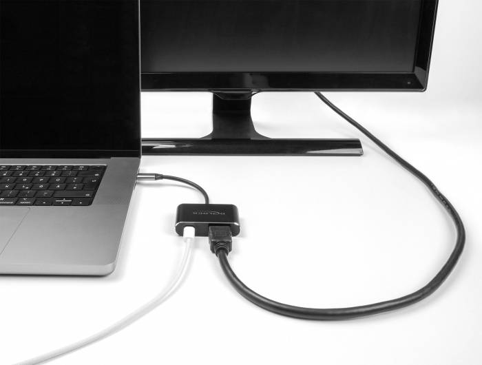 Laptop und Bildschirm sind mittels Adapterkabel verbunden. Der Bildschirm zeigt keinen Inhalt.