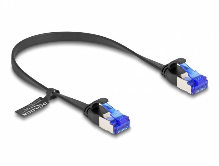 Schwarzes Netzwerkkabel mit zwei blauen Steckverbindern an den Enden, flaches Design, geeignet für Ethernet-Verbindungen.