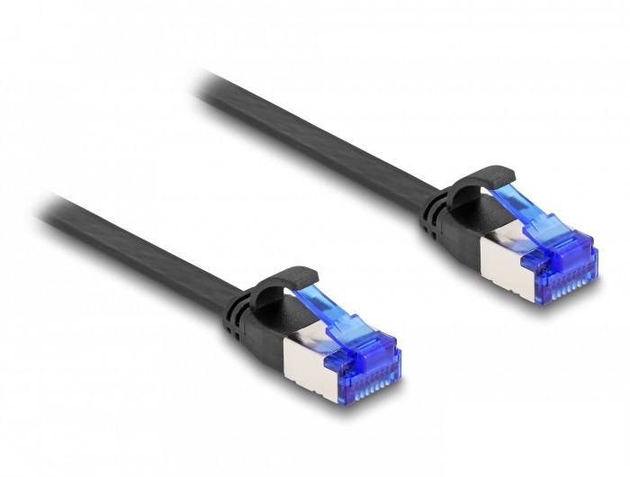 Zwei schwarze Ethernet-Kabel mit blauen Steckern, die in Richtung Bildrand zeigen, auf weißem Hintergrund.