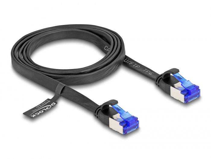 Schwarzes Ethernet-Netzwerkkabel mit zwei blauen RJ45-Steckern, geeignet für Datenübertragung und Internetverbindung.