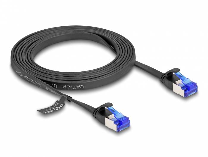 Schwarzflaches Ethernetkabel mit blauen Steckverbindern, CAT-6A, längsgerollt. Aufschrift 'CAT-6A U/FTP', 'PATCH' sichtbar.