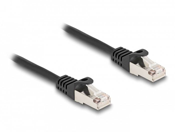 Zwei schwarze Ethernet-Kabel mit transparenten RJ45-Steckern liegen nebeneinander auf weißem Hintergrund.