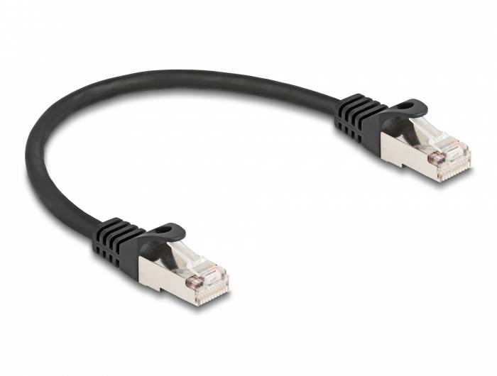 Schwarzes Ethernet-Kabel mit zwei RJ45-Steckern an den Enden, verwendet für Netzwerkverbindungen.