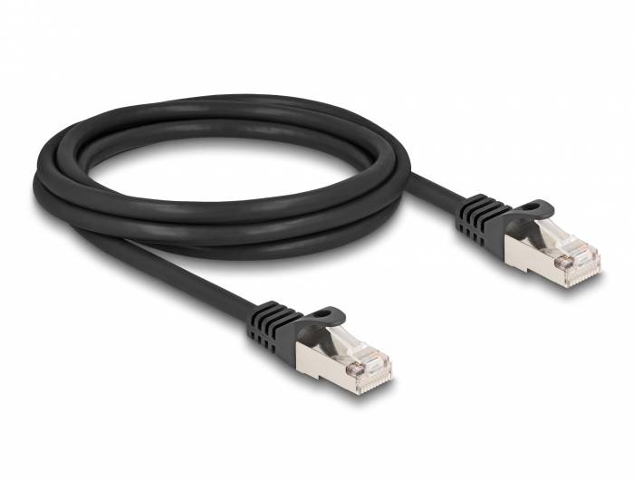 Ein schwarzes Ethernet-Kabel mit RJ45-Steckern an beiden Enden liegt in einer Schleife.