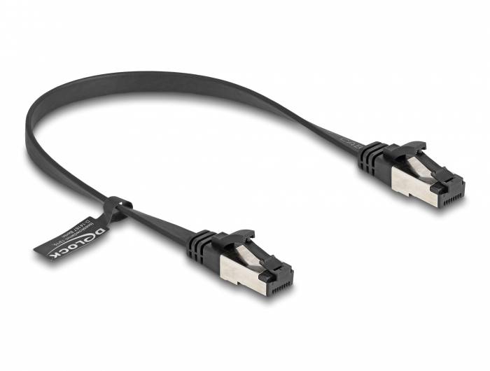 Ein flaches schwarzes Patchkabel mit zwei RJ45-Steckern an den Enden, geeignet für Netzwerkanwendungen.