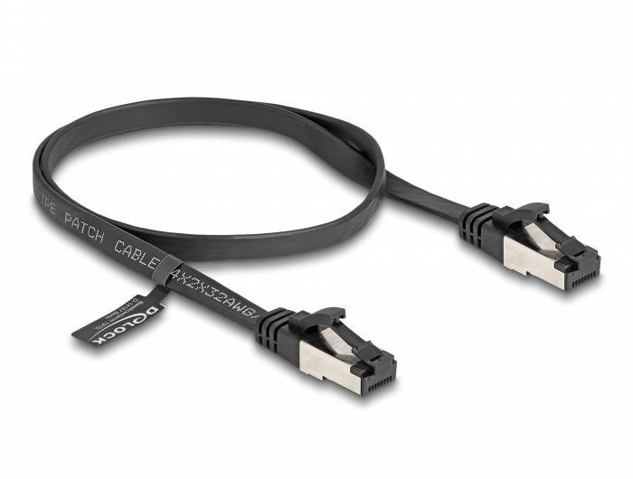 Ein schwarzes Ethernet-Patchkabel mit abgeschirmten RJ45-Steckern; geeignet für Datenübertragung in Netzwerken.