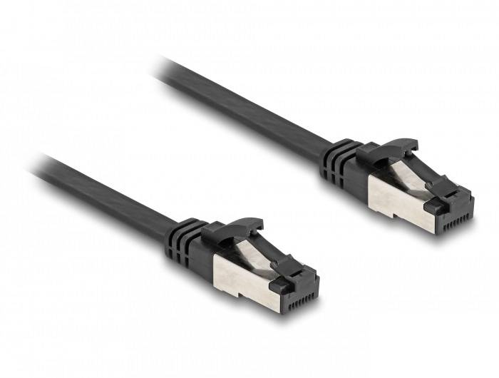 Zwei schwarze Ethernet-Kabel mit Metallsteckern, die nebeneinander liegen.
