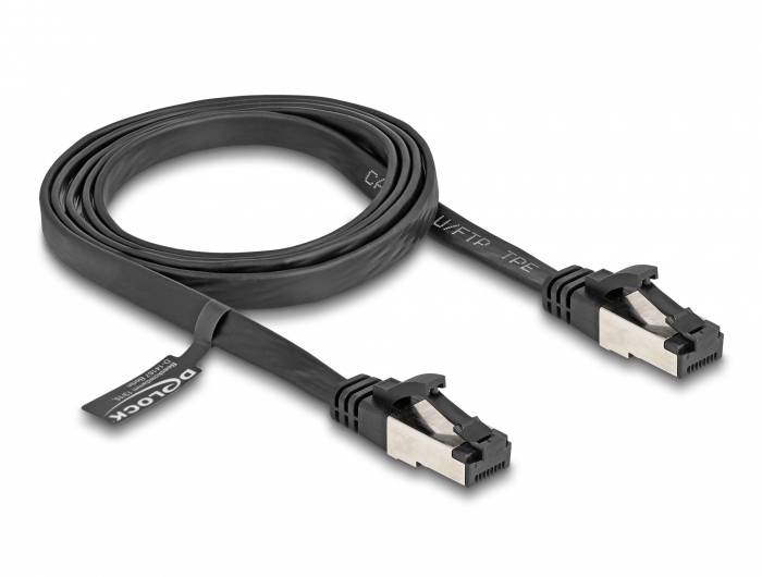 Ein schwarzes, flaches Netzwerkkabel mit zwei RJ45-Steckern an den Enden, geeignet für Ethernet-Verbindungen.