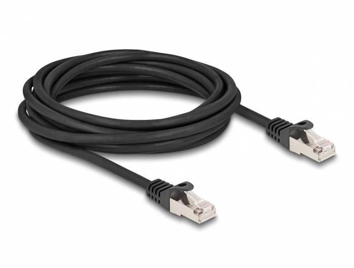 Ein schwarzes Ethernet-Kabel mit RJ45-Steckern an beiden Enden, aufgerollt und bereit zur Verbindung von Netzwerkgeräten.